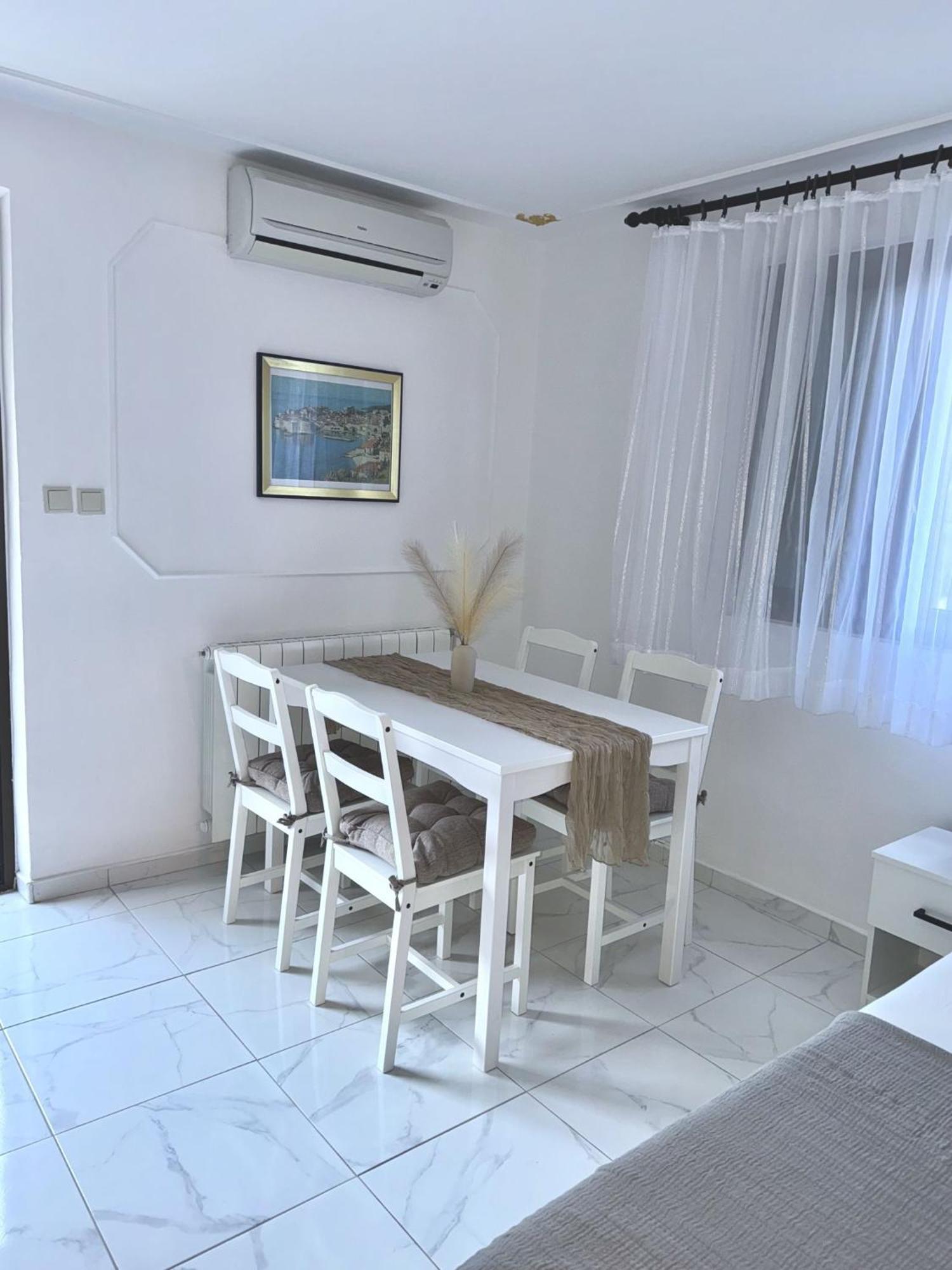 Apartment And Makaj *